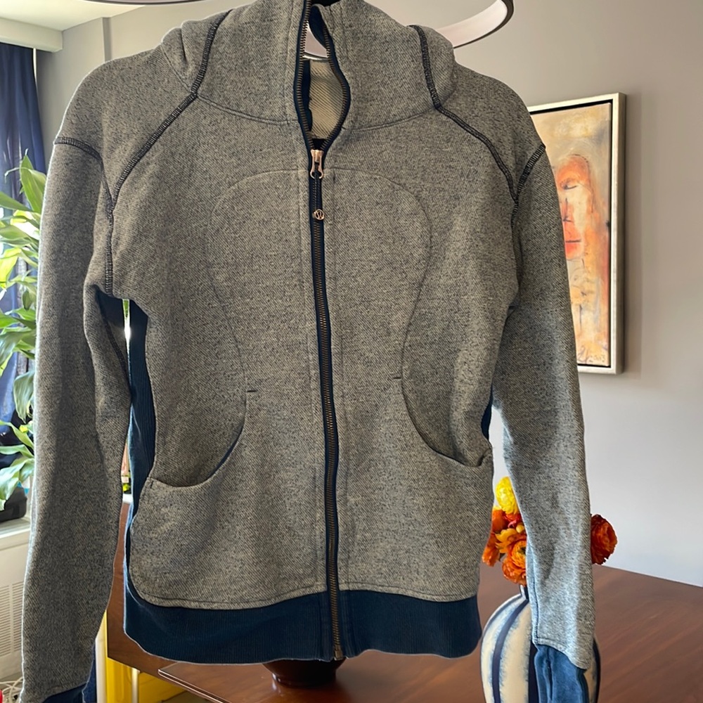 Lululemon. Zip up hooded sweatshirt jacket. Blue. Size 6